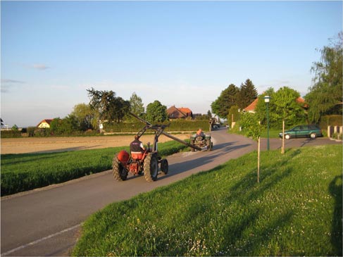 Nach einigen Hoppalas gelang der behutsame Transport vom Waldhof nach Pixendorf